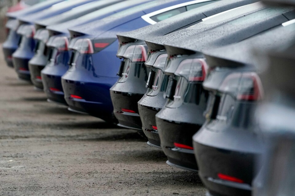 Teslas ansatte i Norge står fritt til å selv velge om vil ønsker å organisere seg eller ikke, sier Teslas norgessjef Axel Tangen. Tesla-modeller som sto klare for utlevering på Lillestrøm i 2019. Foto: Fredrik Hagen / NTB