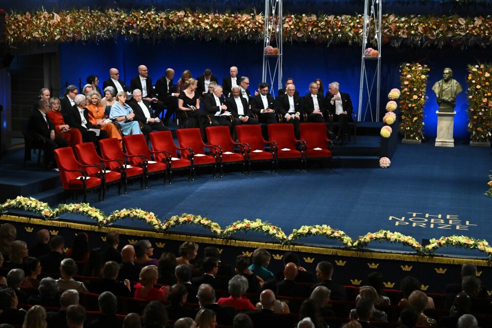Tidligere års nobelprisvinnere ved nobelprisutdelingen i Konserthuset i Stockholm søndag. Tidligere års nobelprisvinnere ved nobelprisutdelingen i Konserthuset i Stockholm søndag. Foto: Claudio Bresciani / TT / NTB