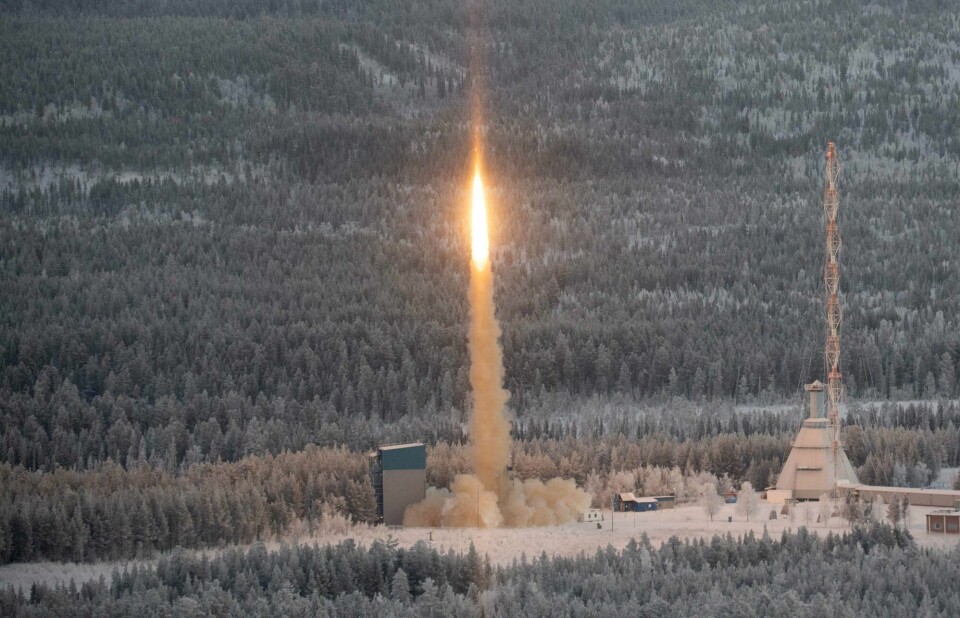 Illustrasjonsfoto viser en tidligere rakettoppskyting fra Esrange Space Center, samme sted som raketten som styrtet i Norge ble skutt opp fra. Picture taken on November 23, 2022 shows the launch of the 'SubOrbital Express 3' suborbital rocket from the Esrange Space Center in Jukkasjärvi, northern Sweden. - 'SubOrbital Express 3' carried payload for scientific experiments 'to investigate everything from stem cells for diabetes research, to particle research that will provide answers about the origin of planets', according to the state-owned Swedish Space Corporation (SSC). The rocket reached space with an altitude of 260 kilometers, before falling down to Earth as expected after a six minutes flight. The Esrange Space Center, operated by SSC, is one of the space launch sites furthest north on Earth. The space center is currently preparing its first satellite launch for 2023 or 2024, which aim to be a first on continental European soil. (Photo by Marc PRÉEL / AFP)