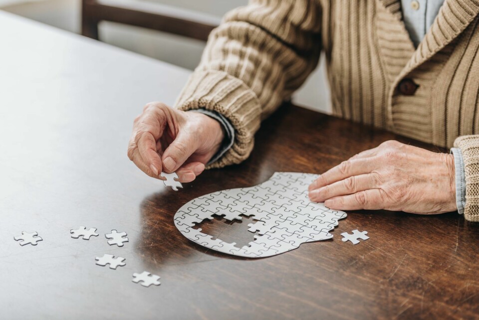 Diagnose er viktig både for å utelukke annen sykdom og for å få best mulig tilrettelagt behandling og tjenester til rett tid fra kommunen. Beskåret visning av senior mann som leker med puslespill