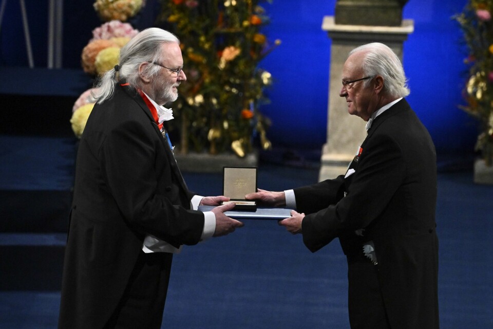 Jon Fosse mottok prisen av kong Carl Gustaf av Sverige. Jon Fosse mottok prisen av kong Carl Gustaf av Sverige. Foto: Claudio Bresciani / TT / NTB