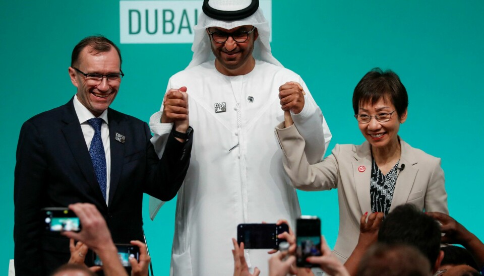 COP28-leder Sultan Ahmed Al Jaber, Singapores Grace Fu og Norges utenriksminister Espen Barth Eide jubler over ny historisk klimavtale. .
