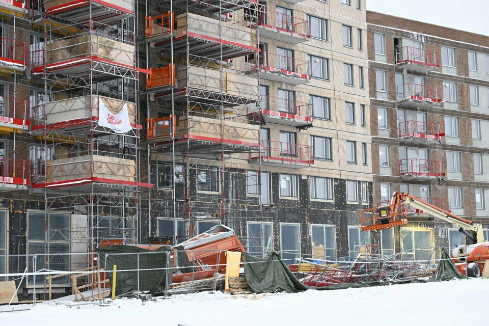 Bygget i Ursvik i Sundbyberg der en byggeheis raste 20 meter og fem perosner skal ha omkommet ifølge svenske myndigheter. STOCKHOLM, SVERIGE 20231212. Ett bygge i Ursvik i Sundbyberg där en bygghiss rasat 20 meter och där flera byggarbetare skadats svårt.Foto: Fredrik Sandberg/TT / NTB