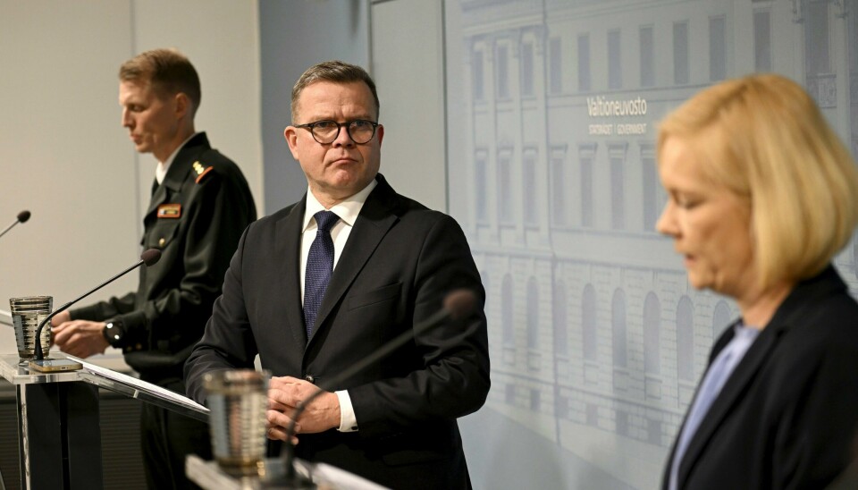 Fra en pressekonferanse i Helsinki tirsdag i forbindelse med grensen mellom Russland og Finland. Statsminister Petteri Orpo (midten) kunngjorde nyheten på en pressekonferanse tirsdag. Foto: Markku Ulander / AP / NTB