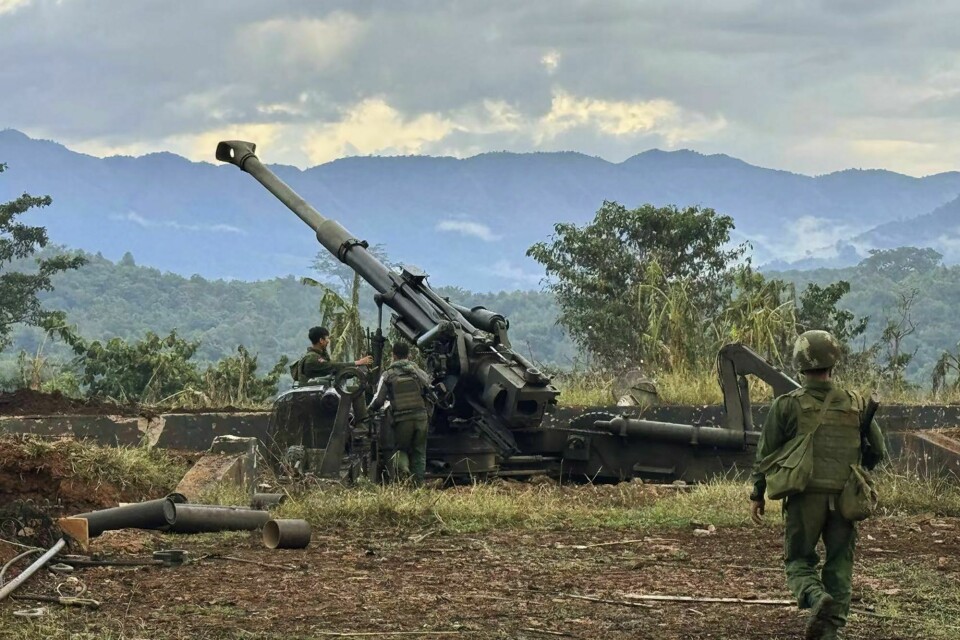 Kina sier at de har framforhandlet en avtale om våpenhvile mellom militærjuntaen i Myanmar og de væpnede opprørsgruppene i landet. Her undersøker soldater i en av de etniske opprørsgruppene våpen de skal ha tatt fra militæret i Hsenwi i Shan-delstaten. Kina sier at de har framforhandlet en avtale om våpenhvile mellom militærjuntaen i Myanmar og de væpnede opprørsgruppene i landet. Her undersøker soldater i en av de etniske opprørsgruppene våpen de skal ha tatt fra militæret i Hsenwi i Shan-delstaten. Foto: AP / NTB