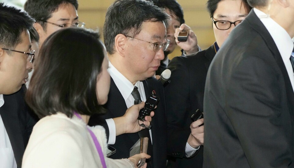 Regjeringsråd Hirokazu Matsuno omgitt av journalister tidligere denne måneden. Torsdag gikk han av. Regjeringsråd Hirokazu Matsuno omgitt av journalister tidligere denne måneden. Torsdag gikk han av. Foto: Kyodo News / AP / NTB