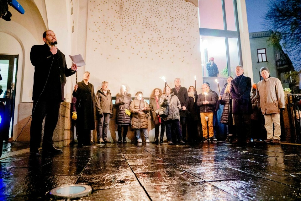 Fra vår side er skillet mellom kritikk og antisemittisme tydelig, skriver forfatterne av dette innlegget – som representerer Det Mosaiske Trossamfund. Bildet viser fakkelmarkeringen av 85-årsdagen for Krystallnatten utenfor den jødiske synagogen i Oslo 9. november. Synagogen, Oslo 85-årsdagen for Krystallnatten