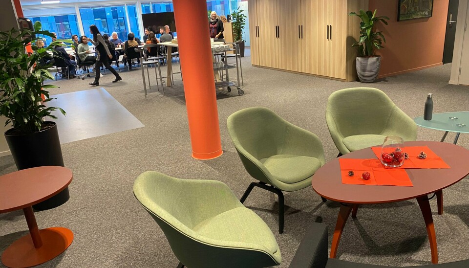 Ombruk skjer allerede i noen av Oslo kommunes virksomheter. Utviklings- og kompetanseetaten (UKE) pusset nylig opp sine lokaler på Helsfyr, og benyttet seg da av mye ombruk og redesign av møbler, i samarbeid med interiørarkitekter. Ombruk skjer allerede i noen av Oslo kommunes virksomheter. Utviklings- og kompetanseetaten (UKE) pusset nylig opp sine lokaler på Helsfyr, og benyttet seg da av mye ombruk og redesign av møbler, i samarbeid med interiørarkitekter.