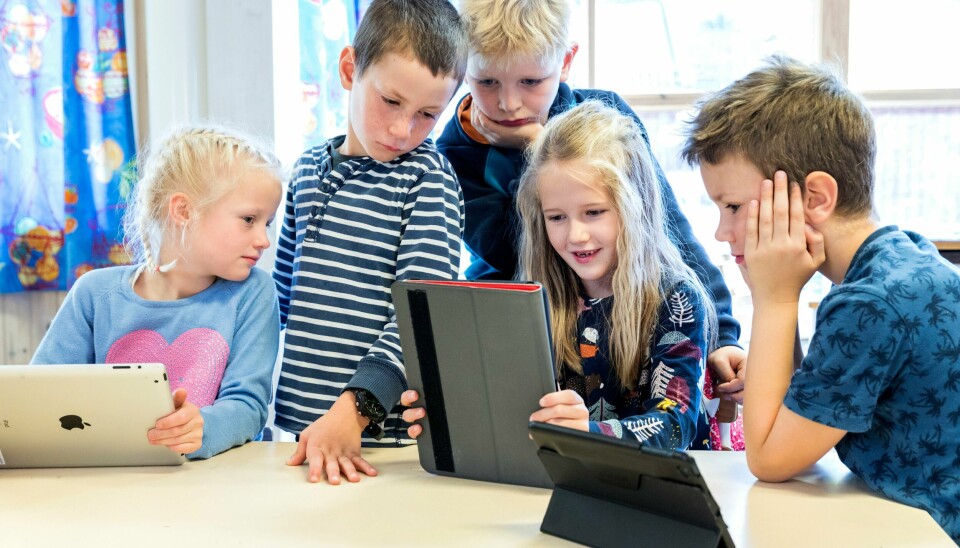 Elever som holder på med mobil og ipader i klassesituasjon på barneskole. Nå viser en ny rapport at vi leser bedre når vi leser på papir, og at håndskrift kan trene konsentrasjon og kognitiv utvikling hos elevene. Skolen er en viktig arena for å vise norske filmer og serier til barn, ifølge en undersøkelse.
Illustrasjonsfoto: Gorm Kallestad / NTB