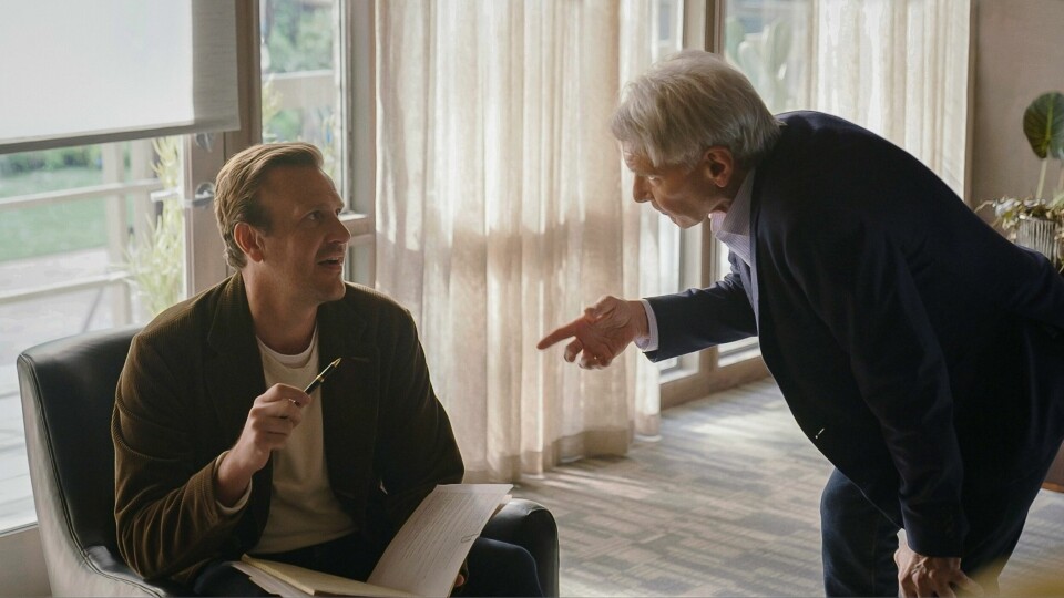 Jason Segel og Harrison Ford i «Shrinking», den amerikanske komedien av året der karakterene kan bruke faktiske banneord siden dette er en serie fra en strømmetjeneste - ikke fra amerikansk mainstream-fjernsyn. Jason Segel og Harrison Ford i Jason Segel og Harrison Ford i «Shrinking», den amerikanske komedien av året der karakterene kan bruke faktiske banneord siden dette er en serie fra en strømmetjeneste - ikke fra amerikansk mainstream-fjernsyn.
