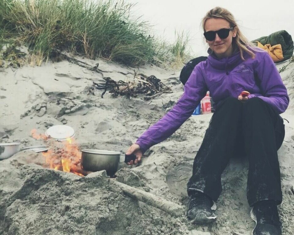 Kari Ravnestad Kjørholt bor i Stavanger med samboer. Kari Ravnestad Kjørholt oppsøker naturen og friluftliv for å roe ned og få mestringsfølelse.