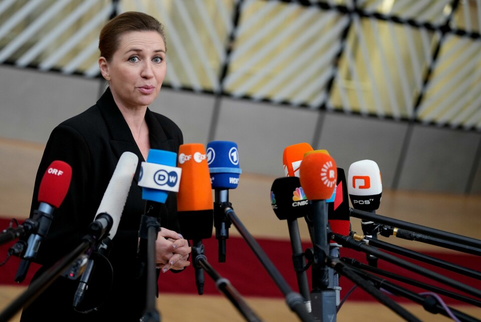 Mette Frederiksen understreker at man ikke er i mål med Ukraina-diskusjonene. Danmarks statsminister Mette Frederiksen snakker med pressen på vei inn til EUs toppmøte. Foto: Virginia Mayo / AP / NTB