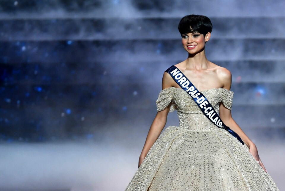 Eve Gilles, opprinnelig Miss Nord-Pas-de-Calais, snakket om inkludering i in tale under sin opptreden i finalen i Miss Frankrike i Dijon. Eve Gilles, opprinnelig Miss Nord-Pas-de-Calais, snakket om inkludering i in tale under sin opptreden i finalen i Miss Frankrike i Dijon.