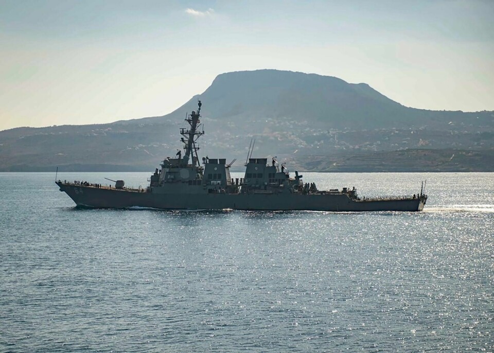 Det amerikanske marinefartøyet USS Carney responderer på nødsignalet ved å seile mot skipet, opplyser amerikanske tjenestepersoner. Det amerikanske marinefartøyet USS Carney responderer på nødsignalet ved å seile mot skipet, opplyser amerikanske tjenestepersoner.