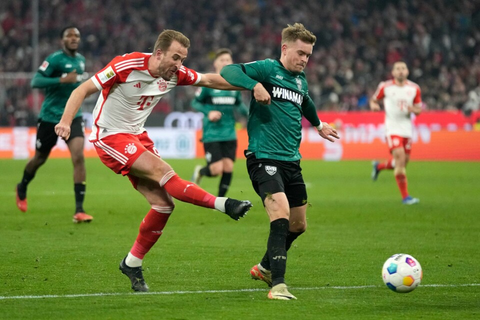 Harry Kane scoret to mål mot Stuttgart søndag. Harry Kane scoret to mål mot Stuttgart. Foto: Matthias Schrader / AP Photo / NTB.
