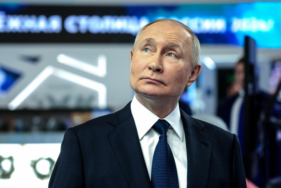 Vladimir Putin viser muskler i håp om å skremme Finland. Russian President Vladimir Putin visits the Russia Expo international exhibition and forum at the VDNKh (The Exhibition of Achievements of National Economy) in Moscow, Russia, Sunday, Dec. 17, 2023. (Sergey Fadeichev, Sputnik, Kremlin Pool Photo via AP)