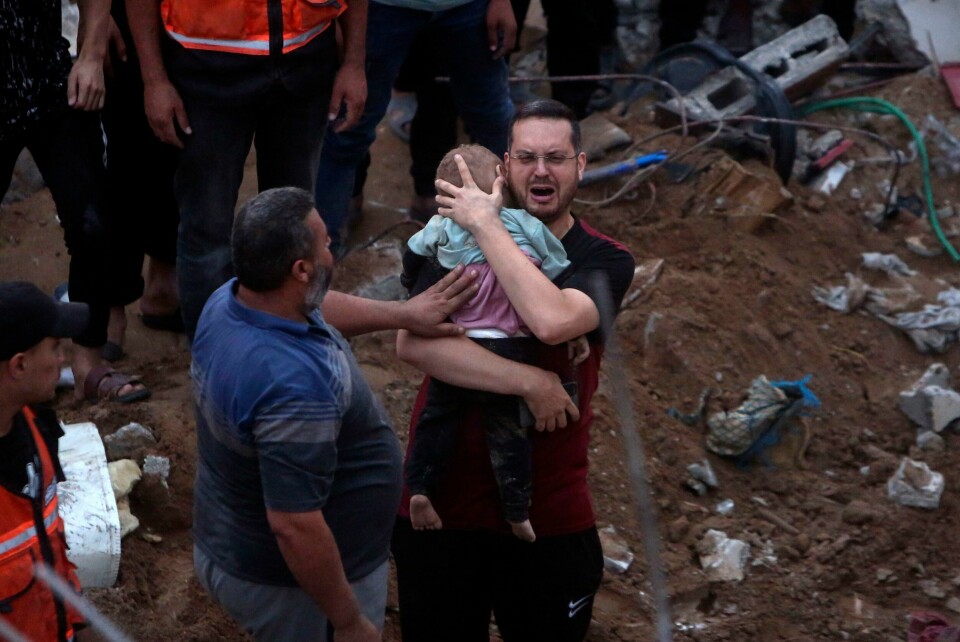 Tallet på drepte er i ferd med å passere 20.000. Skremmende mange av disse er kvinner og barn. Israel hevder at dette er utøvelse av retten til selvforsvar, skriver Dagsavisens tidligere utenriksredaktør. En gråtende mann holder et barn som ble funnet drept under en bygning som ble rammet av et israelsk luftangrep i flyktningleiren Nusseirat tirsdag. Foto: Mohammed Dahman / AP / NTB