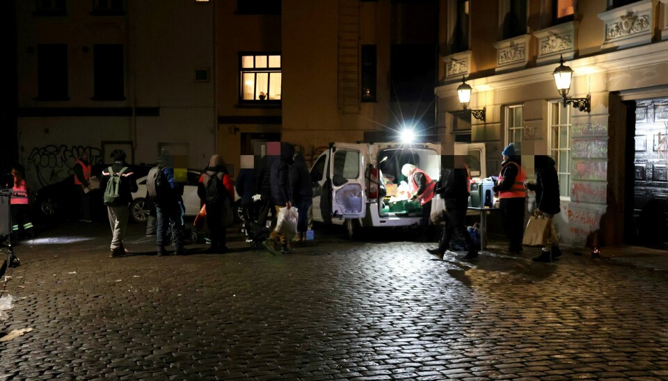 Den ukentlige matutdelingen er i gang. Bostedsløse i Bergen. Kveldsvakten deler ut mat til rusmiljøet hver tirsdag kveld bak Korskirken.