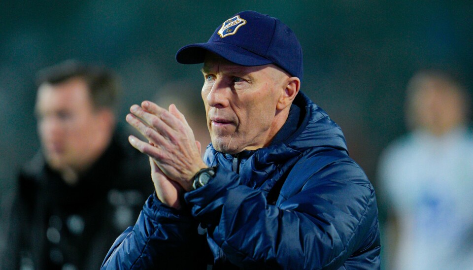 Stabæks trener Bob Bradley skal lede Stabæk også i 1. divisjon. Stabæks trener Bob Bradley under eliteseriekampen mot HamKam. Foto: Javad Parsa / NTB.