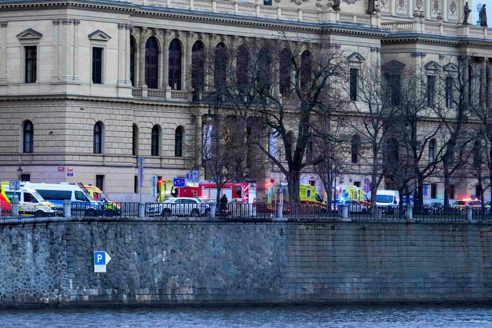 Minst 15 mennesker ble drept og 24 ble såret da en kunststudent åpnet ild på Karlsuniversitetet i Praha. Gjerningsmannen ble deretter funnet død. Et stort oppbud av ambulanser og andre utrykningskjøretøyer er på plass utenfor universitetsbygningen. Foto: Petr David Josek / AP / NTB