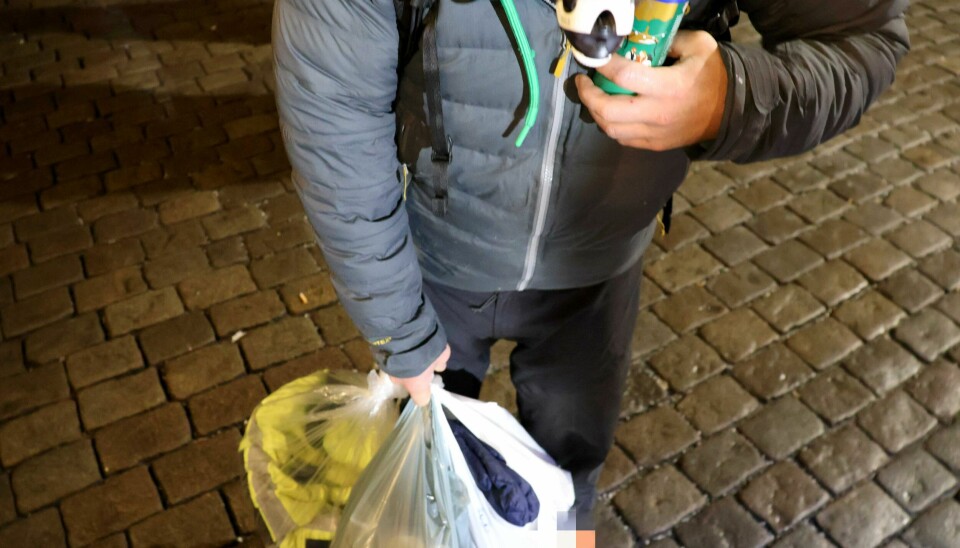 Magnus er klar for natten. Utdeling av mat til bostedsløse ved Korskirken i Bergen. Magnus skal sove ute og har fått utdelt en termodress.