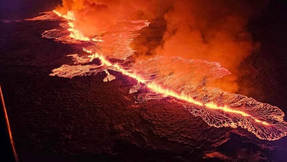 Røyk og lava farget himmelen oransje etter mandagens vulkanutbrudd på Island. Røyk og lava farget himmelen oransje etter mandagens vulkanutbrudd på Island.
