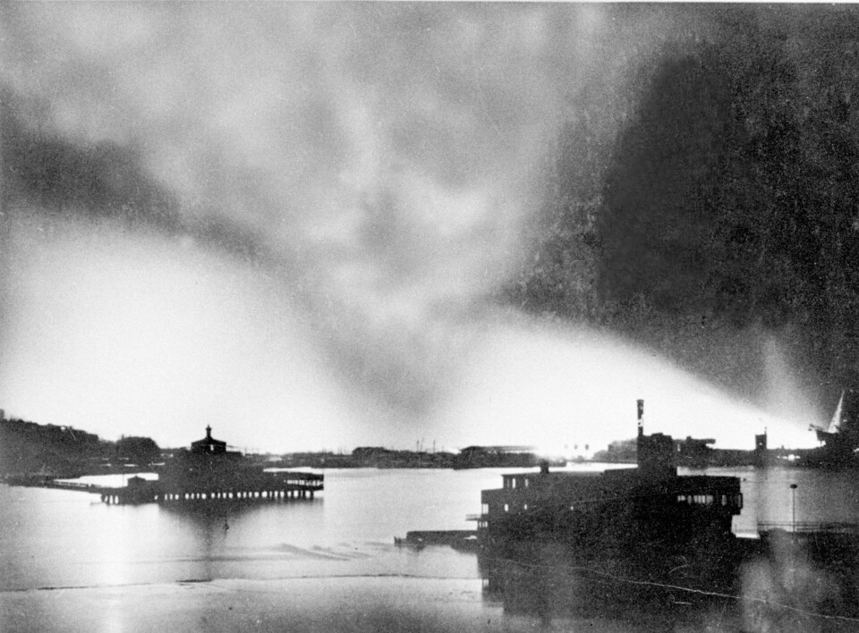 Røyken fra eksplosjonen på Filipstadhavna spredde seg over byen om ettermiddagen 19. desember 1943.