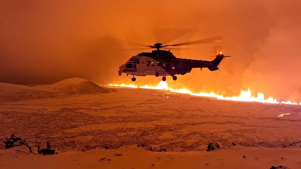 Et helikopter fra den islandske kystvakten flyr over etter mandagens vulkanutbrudd. Et helikopter fra den islandske kystvakten flyr over etter mandagens vulkanutbrudd.