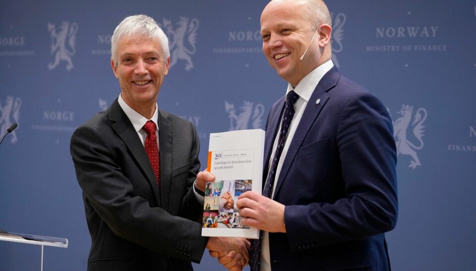 Professor Steinar Holden har ledet utredningen om norsk lønnsdannelse. Her overleverer han utvalgets rapport til finansminister Trygve Slagsvold Vedum. Professor Steinar Holden, leder i Frontfagsmodellutvalget overleverer utvalgets rapport til finansminister Trygve Slagsvold Vedum (Sp). Foto: Javad Parsa / NTB