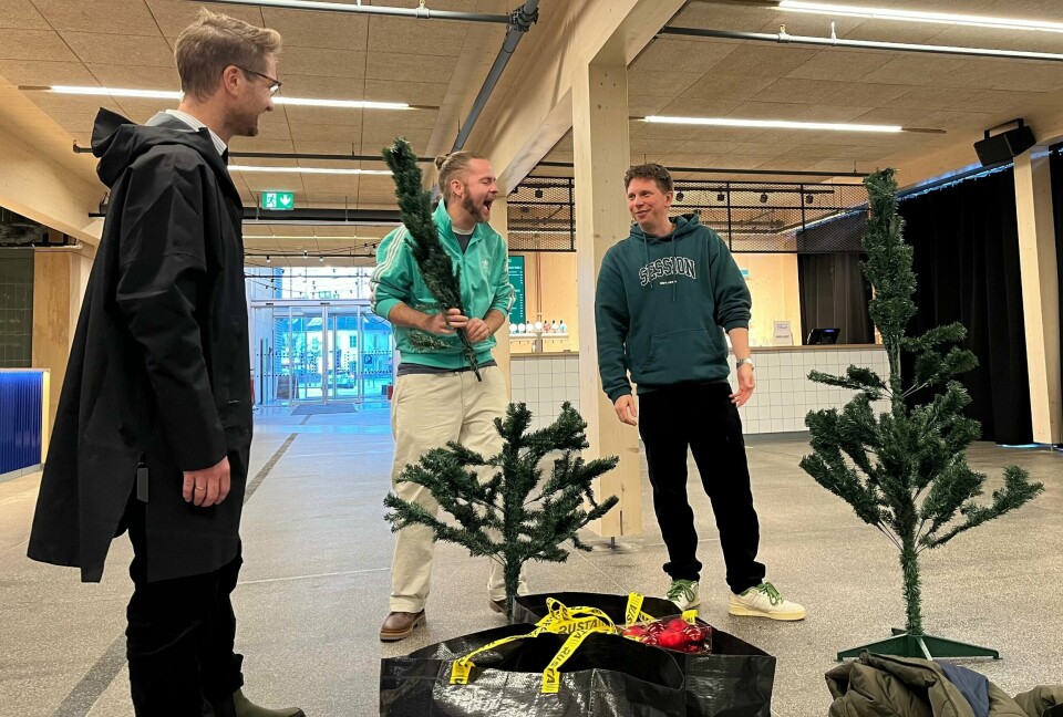 Det rigges til Skamfett Julaparty på Fiskepiren. Fra venstre ser du kokken Tor Kristian Høivik, Anders Jensen og Tore Arholm Tobiassen. Det rigges til Skamfett Julaparty på Fiskepiren. Fra venstre ser du kokken Tor Kristian Høivik, Anders Jensen og Tore Arholm Tobiassen.