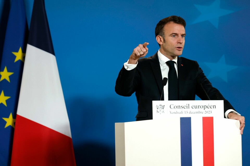 Frankrikes president Emmanuel Macron får kritikk av folkevalgte i eget parti etter å ha lagt fram en ny, strengere innvandringslov. Tirsdag kveld ble den godkjent i den franske nasjonalforsamlingen. Frankrikes president Emmanuel Macron risikerer at en ny versjon av hans innvandringslov også blir forkastet siden mange i hans eget parti sier de vil stemme imot den. Foto: Omar Havana / AP / NTB