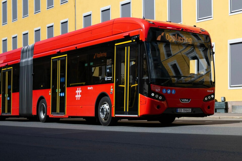 Det borgerlige byrådet i Oslo vil ikke fortsette med Ruter Reis, som gir reisende en økende rabatt opp til 40 prosent på enkeltbilletter. Det er dårlig fundert politikk, mener Dagsavisen. Det borgerlige byrådet i Oslo vil ikke fortsette med Ruter Reis, som gir reisende en økende rabatt opp til 40 prosent på enkeltbilletter. Det er dårlig fundert politikk, mener Dagsavisen.