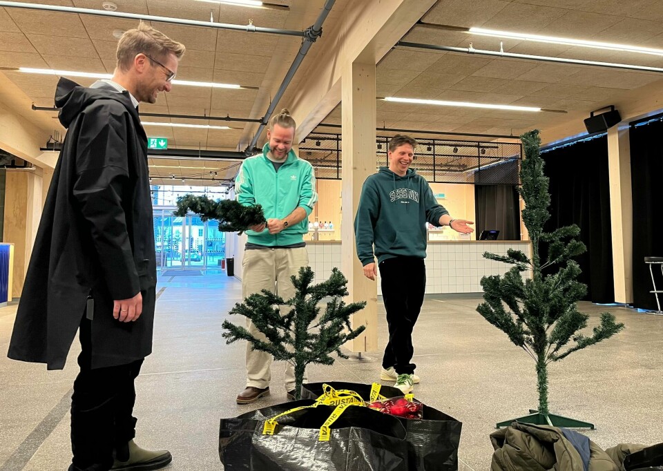 Det rigges til Skamfett Julaparty på Fiskepiren. Fra venstre ser du kokken Tor Kristian Høivik, Anders Jensen og Tore Arholm Tobiassen. Det rigges til Skamfett Julaparty på Fiskepiren. Fra venstre ser du kokken Tor Kristian Høivik, Anders Jensen og Tore Arholm Tobiassen.