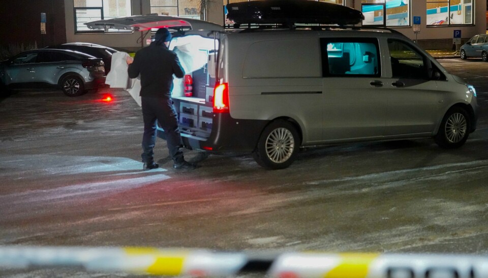 Politiet hadde store ressurser i området ved Mossehallen etter at en person ble skutt 28. november. Tre personer er siktet for drapsforsøk eller medvirkning til drapsforsøk. Politiet i arbeid ved Mossehallen etter skytinga tysdag. Mannen som vart skoten er svensk statsborgar, og er kjend av politiet frå før. Foto: Terje Bendiksby / NTB / NPK