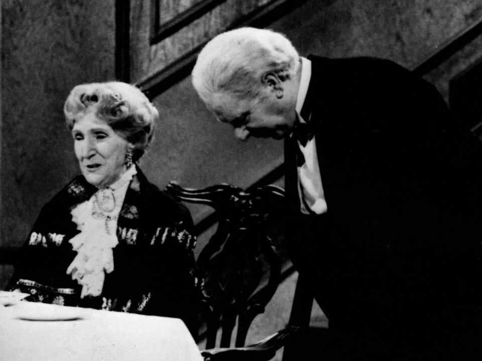 Sketsjen var opprinnelig et sveitsisk bidrag til TV-festivalen i Montreaux i 1963. Siden har «Grevinnen og Hovmesteren» blitt fast innslag på TV-stasjoner i mange land på nyttårsaften og på NRK på lille julaften. I fjor ble den sett av 1,6 millioner seere på NRK. Fra 'Grevinnen og Hovmesteren'