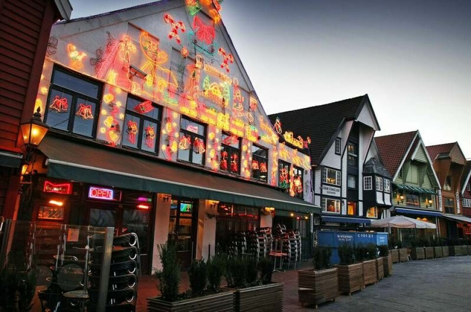 Julepyntet fasade på Beverly Hills Fun Pub på Skagenkaien i Stavanger. Julepyntet fasade på Beverly Hills Fun Pub på Skagenkaien i Stavanger.