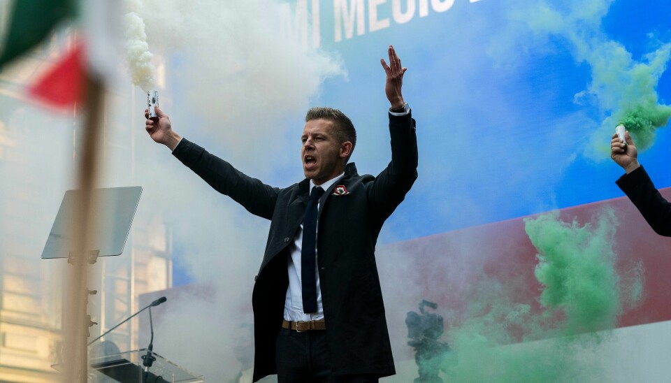 Péter Magyar på den ungarske nasjonaldagen, 15. mars. Han har ikke vært nådig i sin kritikk mot den ungarske regjering. Péter Magyar på en scene.