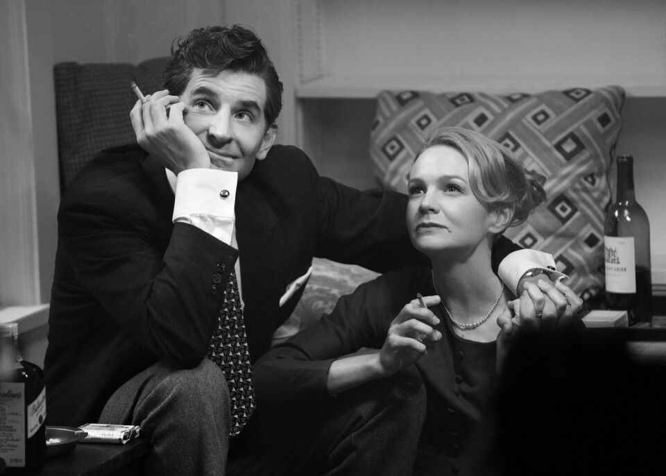 Knappe to uker etter kinopremieren har Netflix sluppet den kritikerroste «Maestro» på nettet tide til romjula. Bradley Cooper er regissør og har hovedrollen som komponist og dirigent Leonard Bernstein, mens Carey Mulligan den andre hovedrollen som Felicia Montealegre. Maestro