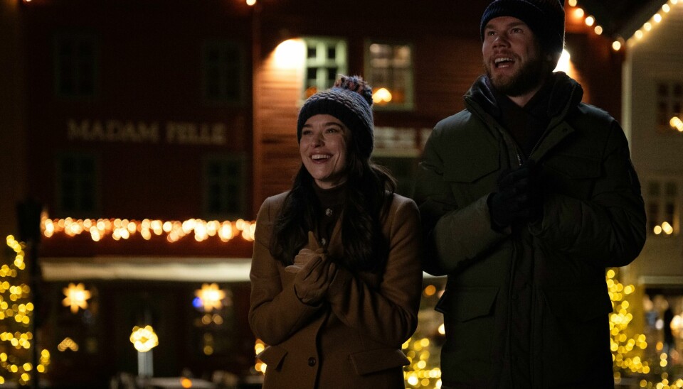 Skuespillerne Rhiannon Fish og David Elsendoorn under en scene i julefilmen «My Norwegian Holiday». Her ser de nordlys over Bryggen. My Norwegian Holiday, delvis innspilt i Bergen, David Elsendoorn spiller Henrik Strøm og Rhiannon Fish spiller J.J.