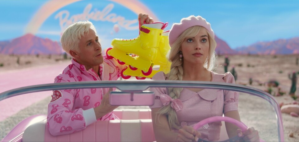 Årets mest populære film på kino er kommet på strømmetjenesten HBO Max til jul. «Barbie» med Margot Robbie og Ryan Gosling har derimot ikke fått selskap av «Oppenheimer» på en strømmetjeneste før jul. Chrisopher Nolans film må kjøpes eller leies om man ønsker sin egen Barbenheimer-kveld i romjula. Barbie