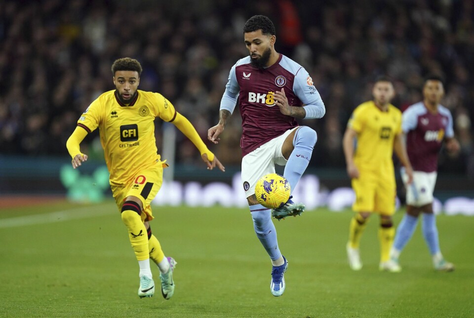 Douglas Luiz med ballen i kampen mellom Aston Villa og Sheffield United fredag. Douglas Luiz med ballen i kampen mellom Aston Villa og Sheffield United fredag. Foto: Mike Egerton / PA via AP / NTB
