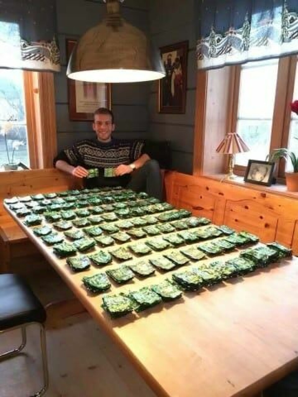 Her har Audun nådd 1000 cocospapir. Det er nummer 1000 han holder i hånda. Bilde av Audun med 1000 cocospapir på bordet.
