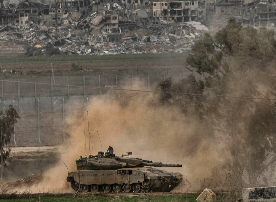 En israelsk stridsvogn nær grensen til Gazastripen lørdag. Foto: Tsafrir Abayov / AP / NTB En israelsk stridsvogn nær grensen til Gazastripen lørdag. Foto: Tsafrir Abayov / AP / NTB