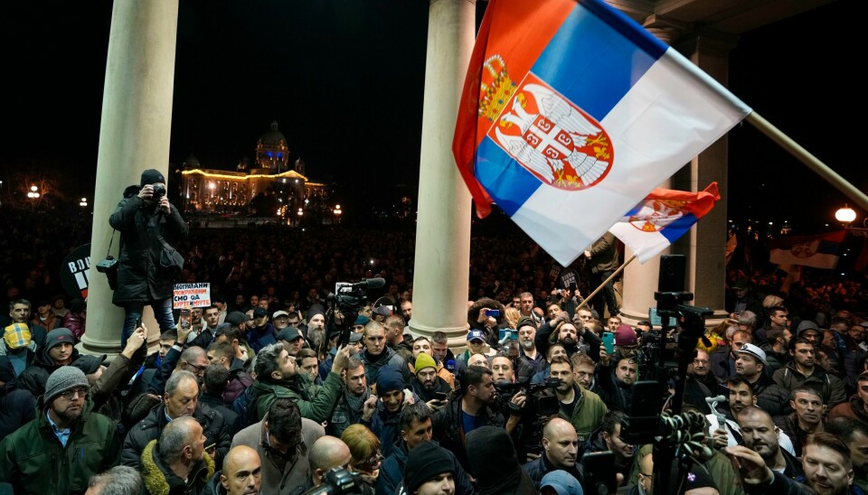 Det har vært store protester i Serbias hovedstad Beograd etter valget 17. desember, der sittende statsminister Aleksandar Vucic og hans populistparti SNS hevder å ha gått seirende ut. Opposisjonen hevder at det fant sted omfattende valgfusk. Foto: AP / NTB Det har vært store protester i Serbias hovedstad Beograd etter valget 17. desember, der sittende statsminister Aleksandar Vucic og hans populistparti SNS hevder å ha gått seirende ut. Opposisjonen hevder at det fant sted omfattende valgfusk. Foto: AP / NTB