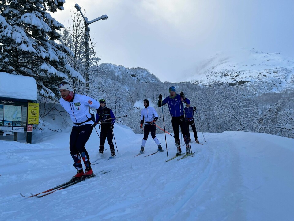 Bronsevinner fra Paralympics og VM Thomas Karbøl Oxaal i front, etterfulgt av Cato Søndenå Karbøl, Iver Bastlien, Håvard Kolbeinsvik og Elias Dybing. De er ute og trener på ski i Slettedalen andre juledag. Bronsevinner fra Paralympics og VM Thomas Karbøl Oxaal i front, etterfulgt av Cato Søndenå Karbøl, Iver Bastlien, Håvard Kolbeinsvik og Elias Dybing. De er ute og trener på ski i Slettedalen andre juledag.