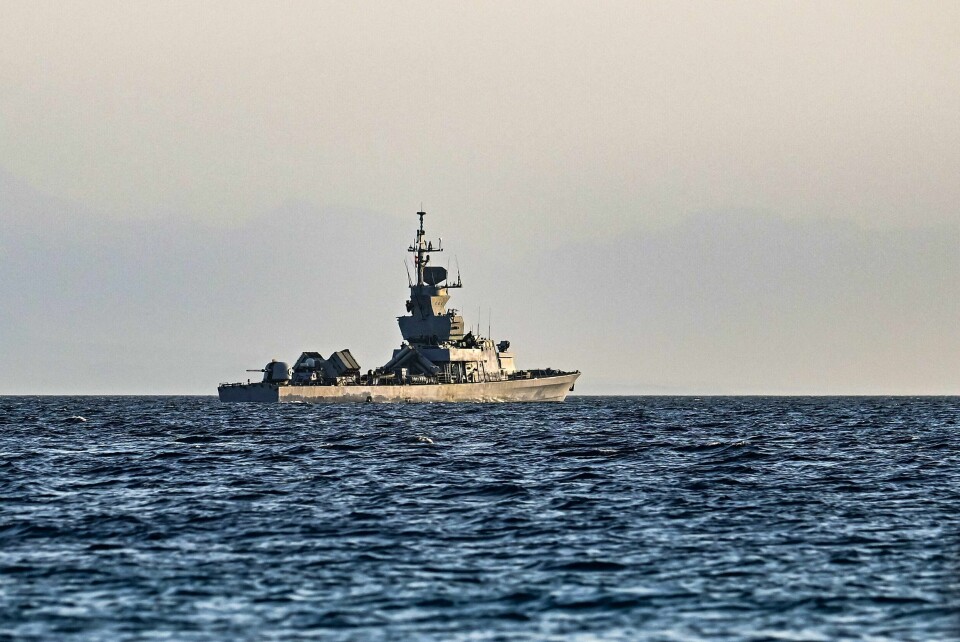 Et fartøy patruljerer kysten utenfor den israelske havnebyen Eilat. Et fartøy patruljerer kysten utenfor den israelske havnebyen Eilat.