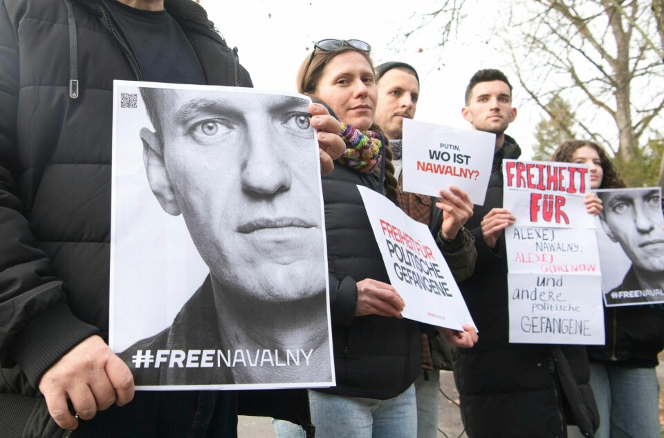 Aleksej Navalnyjs fjes på en plakat under en demonstrasjon utenfor hjemmet til Russlands ambassadør i Berlin 16. desember. Aleksej Navalnyjs fjes på en plakat under en demonstrasjon utenfor hjemmet til Russlands ambassadør i Berlin 16. desember. Foto: Paul Zinken / dpa via AP / NTB