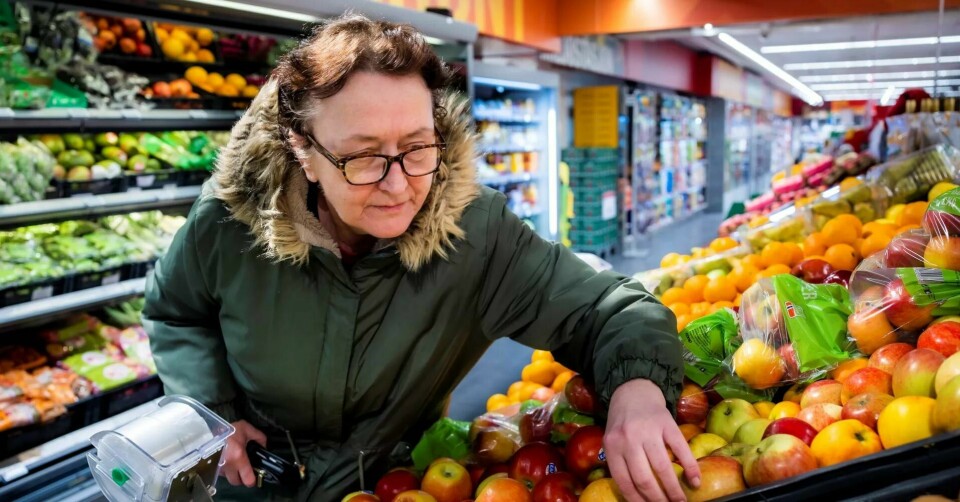 Hva er på tilbud, hva går snart ut på dato? Brit Erga sjekker alltid prisene og tenker seg om to ganger før hun bruker penger, selv på nødvendigheter som mat. Hva er på tilbud, hva går snart ut på dato? Brit Erga sjekker alltid prisene og tenker seg om to ganger før hun bruker penger, selv på nødvendigheter som mat.