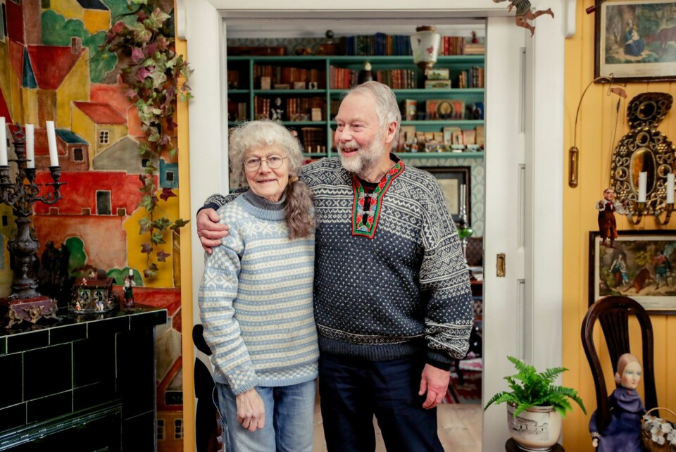 Gro og Thorvald Wettestad har en stor samling julepynt fremme hele året. – Vi samler sammen, ellers hadde det ikke gått, sier Gro. Gro og Thorvald Wettestad har en stor samling julepynt fremme hele året. – Vi samler sammen, ellers hadde det ikke gått, sier Gro.
