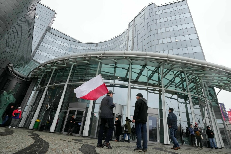 Tilhengere av det høyrenasjonalistiske partiet Lov og rettferdighet (PiS) i Polen protesterer utenfor den statlige kringkasteren TVP. Landets nye regjering vil nå gjennomføre reformer i de statlige mediene, som har fungert som propagandakanal for PiS under partiets åtte år ved makten. Tilhengere av det høyrenasjonalistiske partiet Lov og rettferdighet (PiS) i Polen protesterer utenfor den statlige kringkasteren TVP. Landets nye regjering vil nå gjennomføre reformer i de statlige mediene, som har fungert som propagandakanal for PiS under partiets åtte år ved makten. Foto: AP / NTB